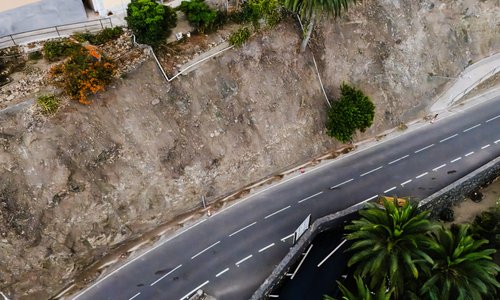 El Cabildo avanza en la estabilización de taludes en el acceso a la costa de Vallehermoso