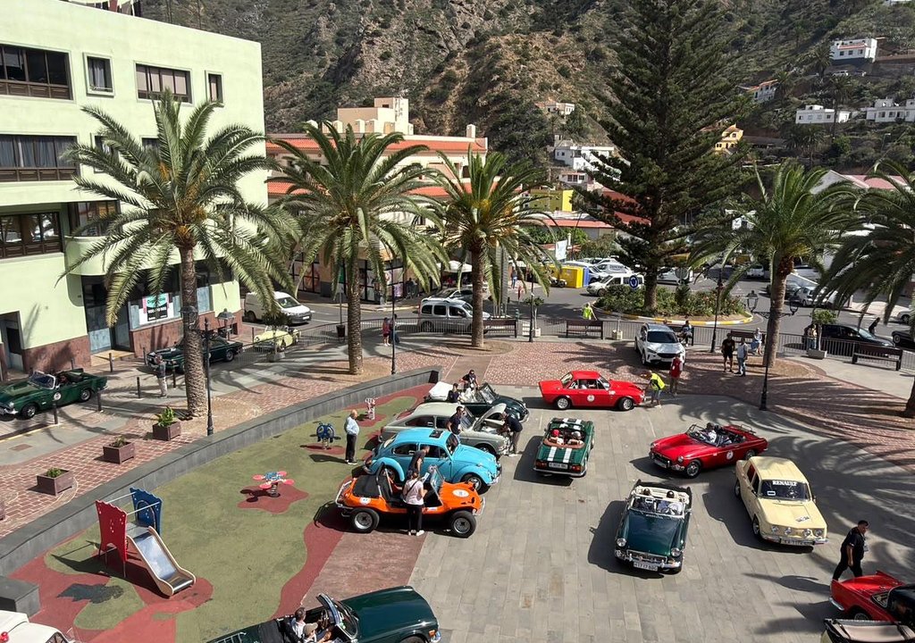 Vallehermoso recibe la visita de cerca de 70 vehículos clásicos en un encuentro de historia y tradición automovilística