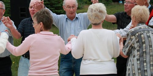 grupo_bailando.jpg