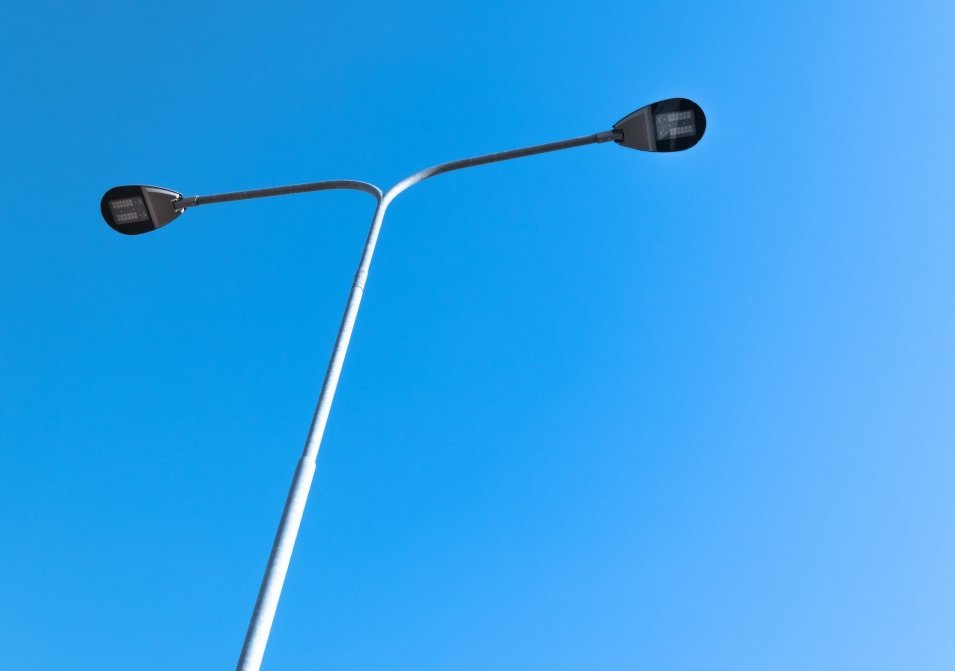 led-street-lamp-on-blue-sky_t20_kRogVE.jpg